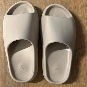 YEEZY SLIDES MEN SIZE 4
